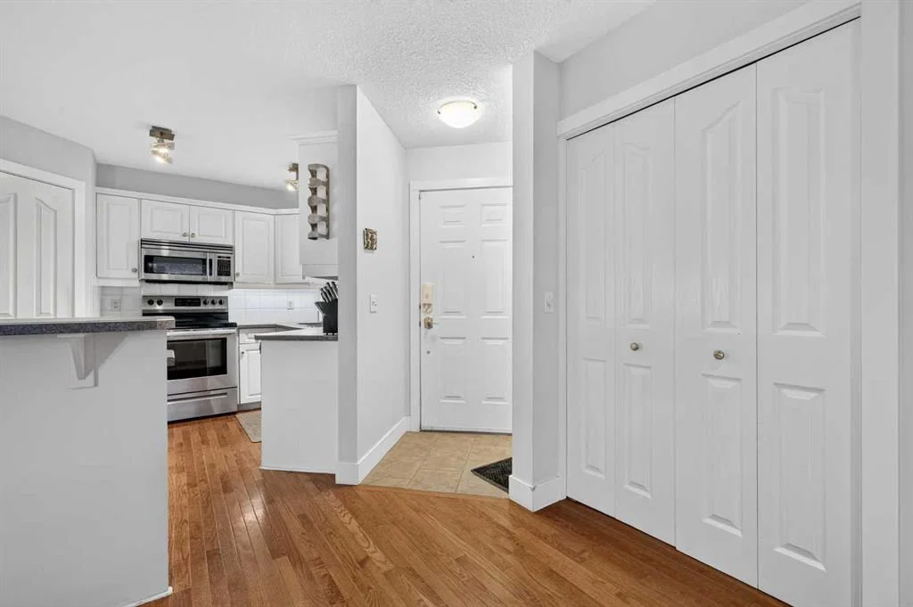 2, 2811 24A Street SW, Calgary — photo 3 of 46
