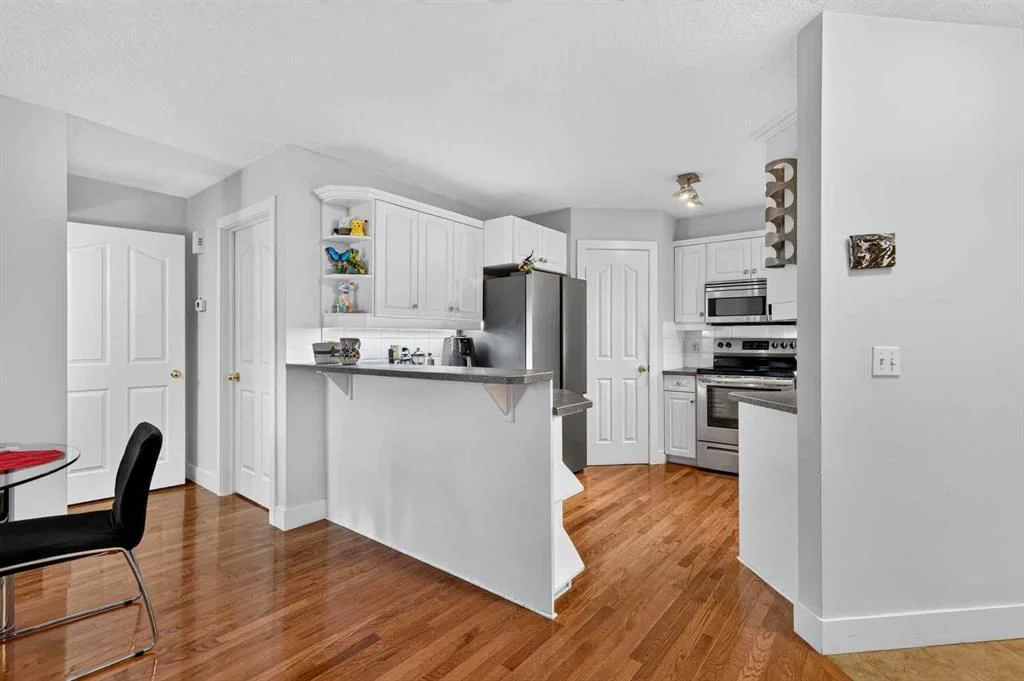 2, 2811 24A Street SW, Calgary — photo 5 of 46