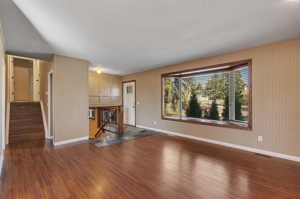 335 Queensland Drive SE, Calgary — photo 3 of 36