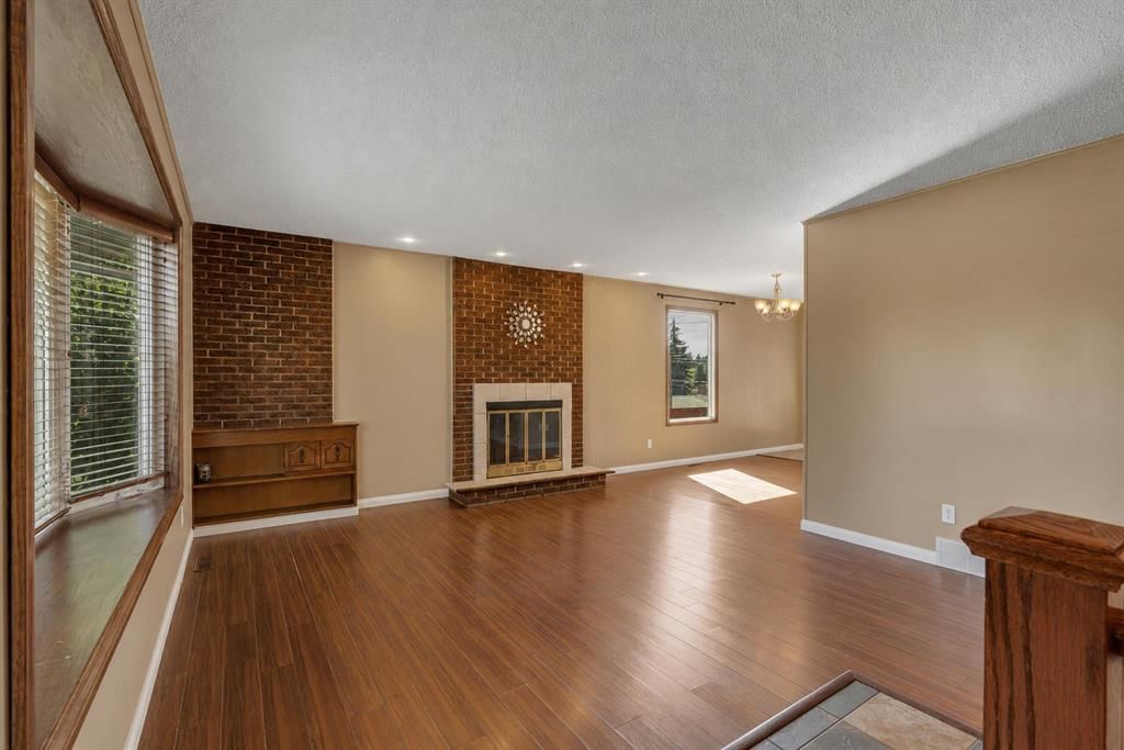 335 Queensland Drive SE, Calgary — photo 4 of 36