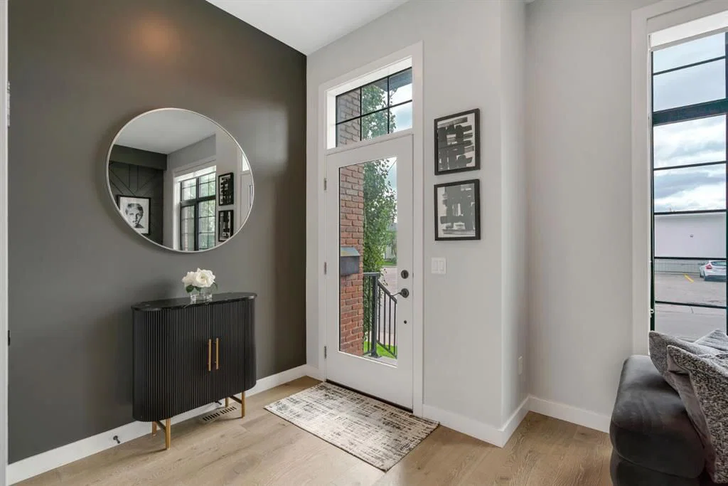 2106 49 Avenue SW, Calgary — photo 4 of 50