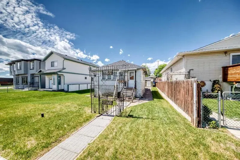 6639 19 Street SE, Calgary — photo 2 of 20