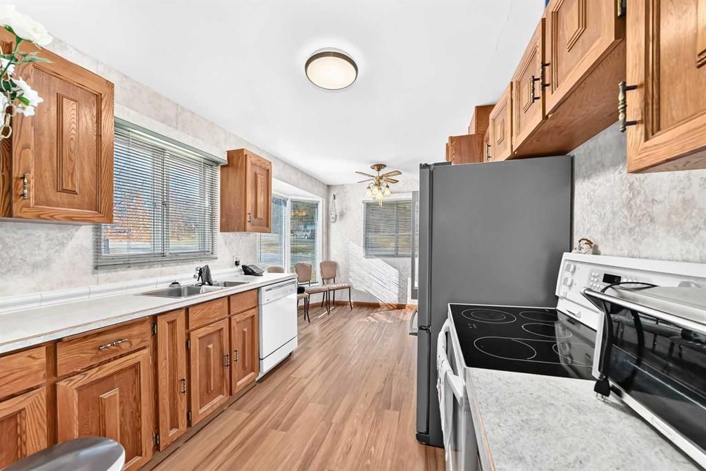 3 Croydon Road NW, Calgary — photo 4 of 49