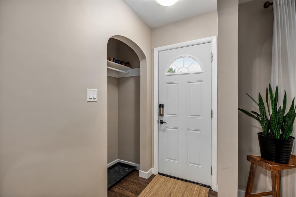 1703 31 Street SW, Calgary — photo 4 of 50