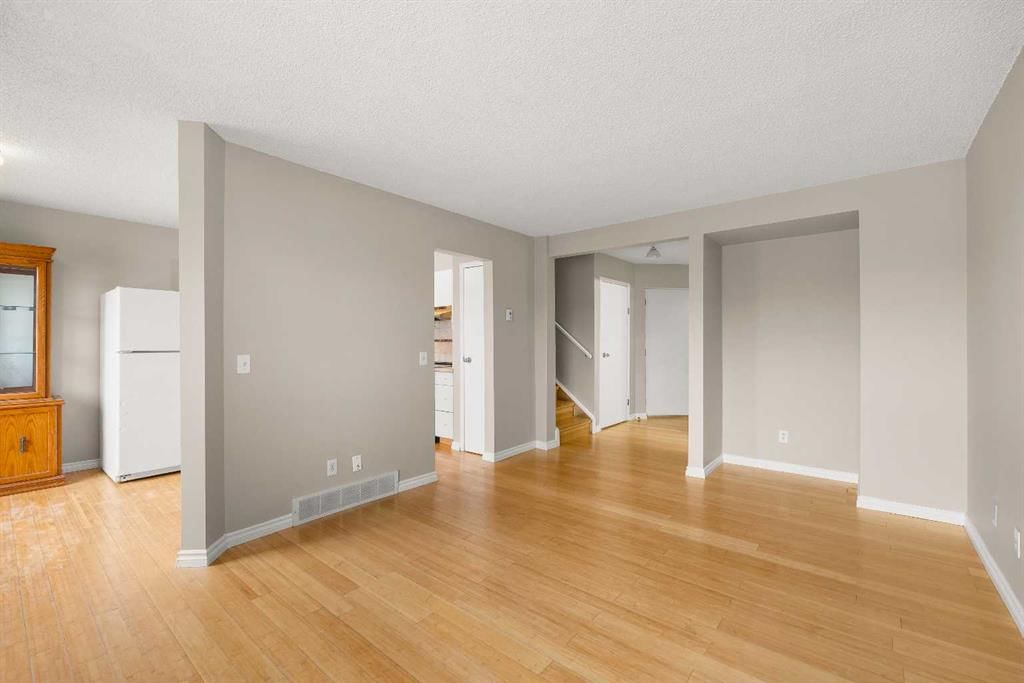 161 Sandpiper Lane NW, Calgary — photo 4 of 34