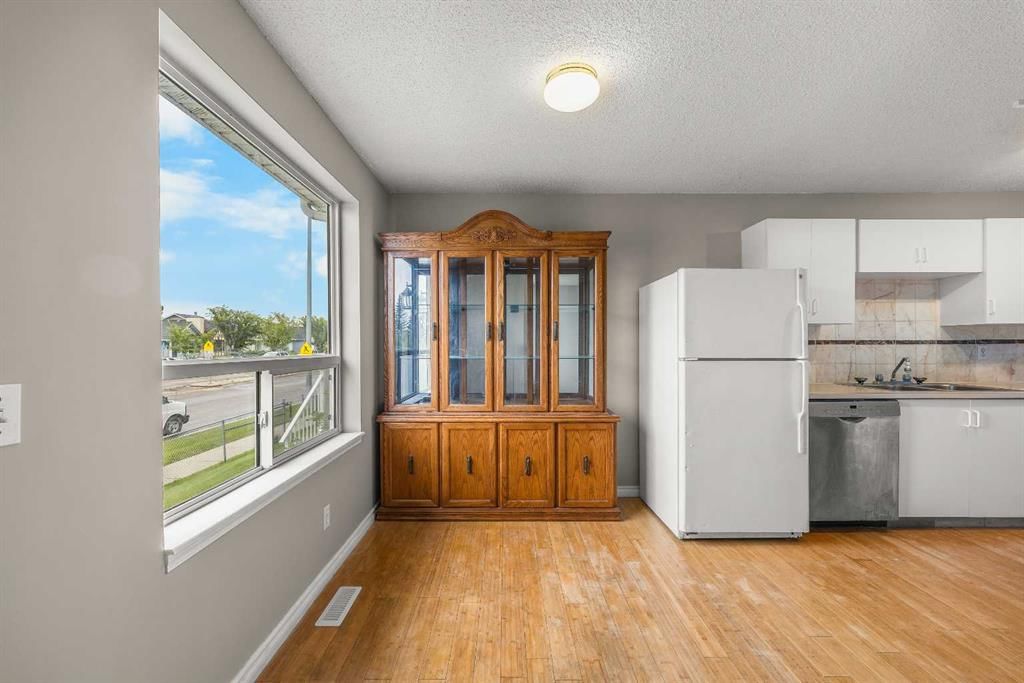 161 Sandpiper Lane NW, Calgary — photo 5 of 34