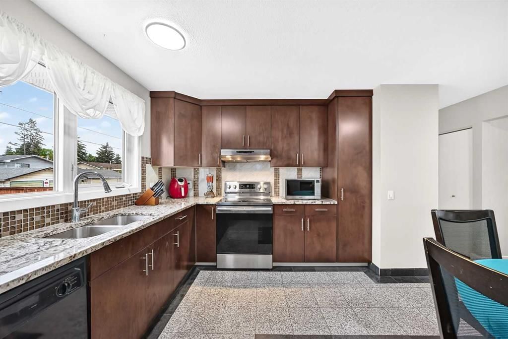 4912 Rundlehorn Drive NE, Calgary — photo 3 of 39
