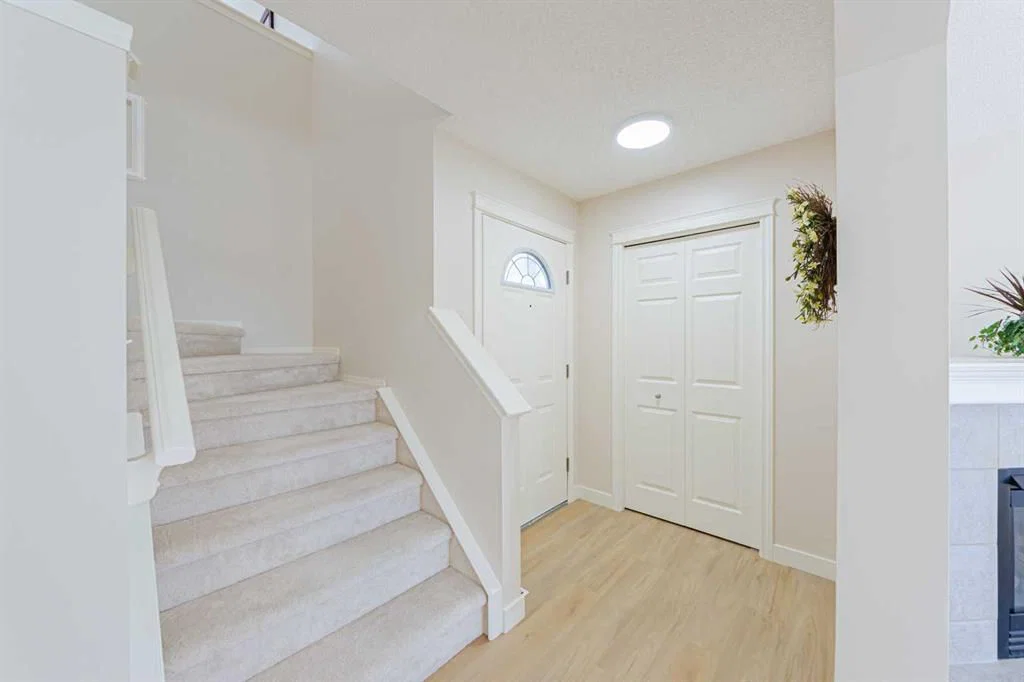 130 Somerglen Way SW, Calgary — photo 3 of 32