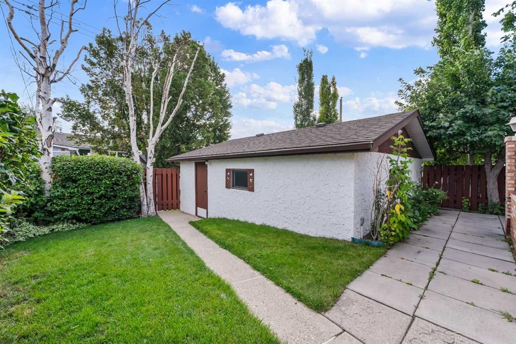 7944 Huntington Road NE, Calgary — photo 3 of 44