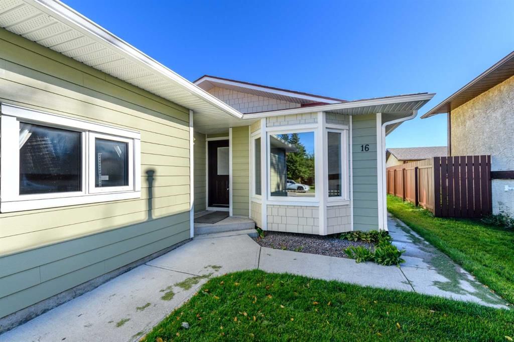 16 DEERSAXON Circle SE, Calgary — photo 3 of 38