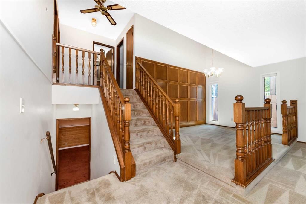 16 DEERSAXON Circle SE, Calgary — photo 4 of 38