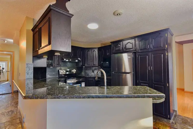 131 Hawkstone Drive NW, Calgary — photo 4 of 30