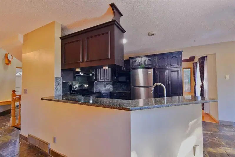 131 Hawkstone Drive NW, Calgary — photo 5 of 30