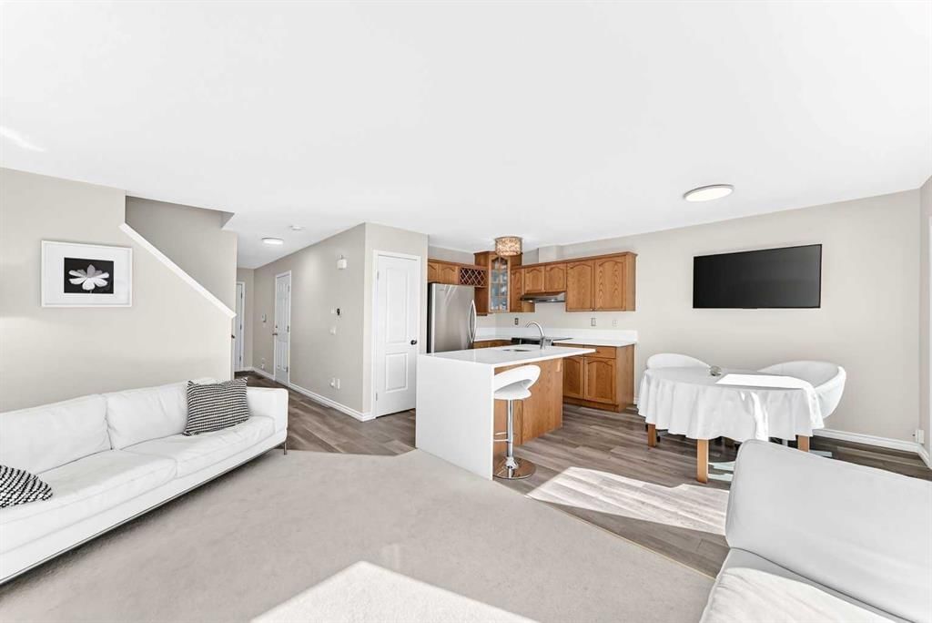 21 Rocky Vista Circle NW, Calgary — photo 3 of 32