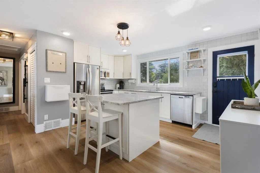 723 Canfield Place SW, Calgary — photo 4 of 40