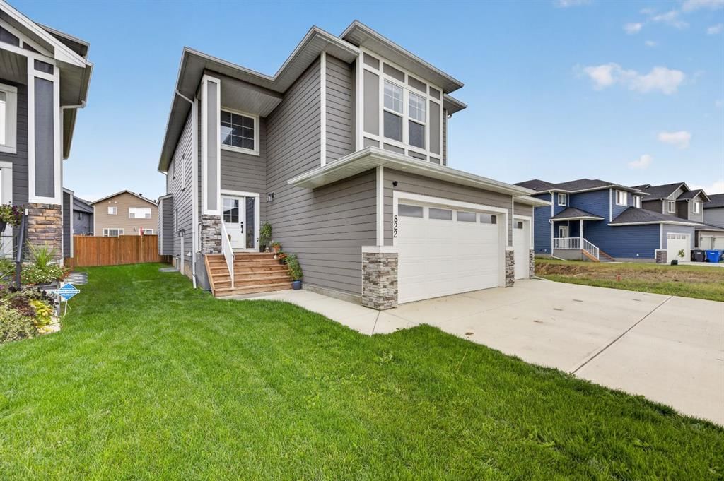 822 Mandalay Boulevard, Carstairs — main listing photo