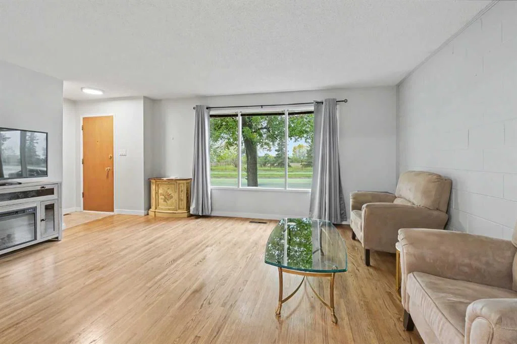 6008 37 Street SW, Calgary — photo 4 of 18