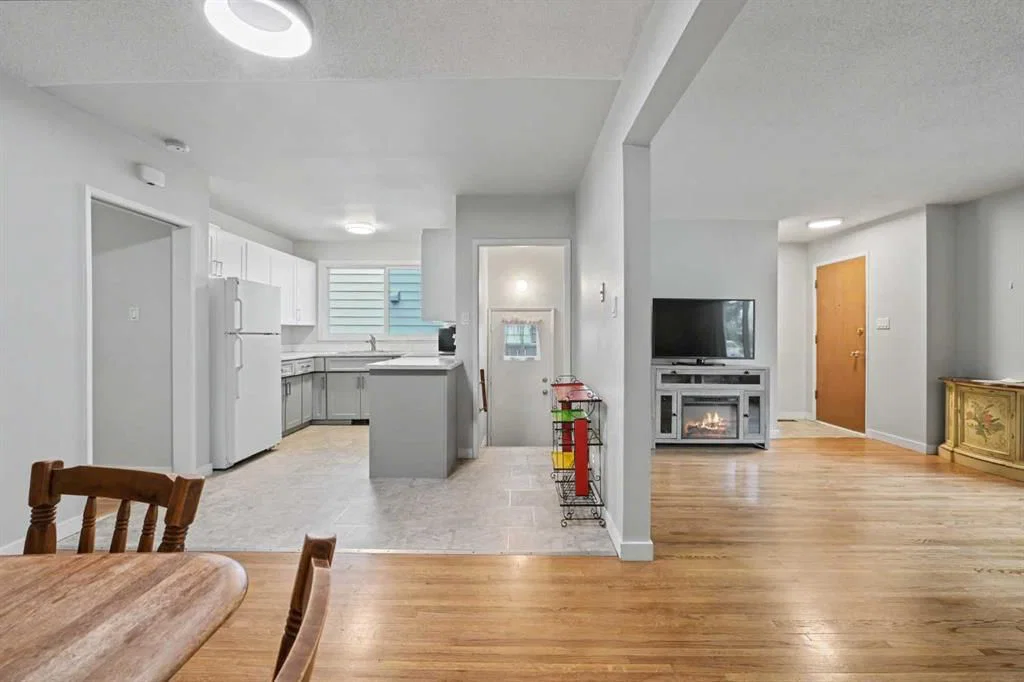 6008 37 Street SW, Calgary — photo 5 of 18