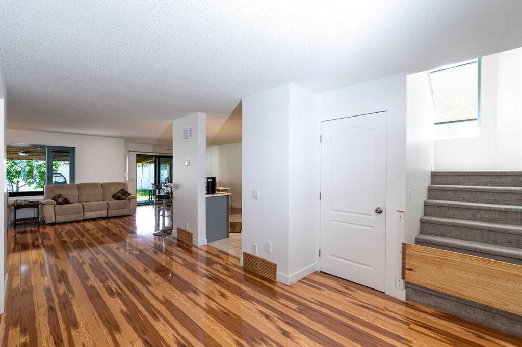 270 Somerside Park SW, Calgary — photo 4 of 50