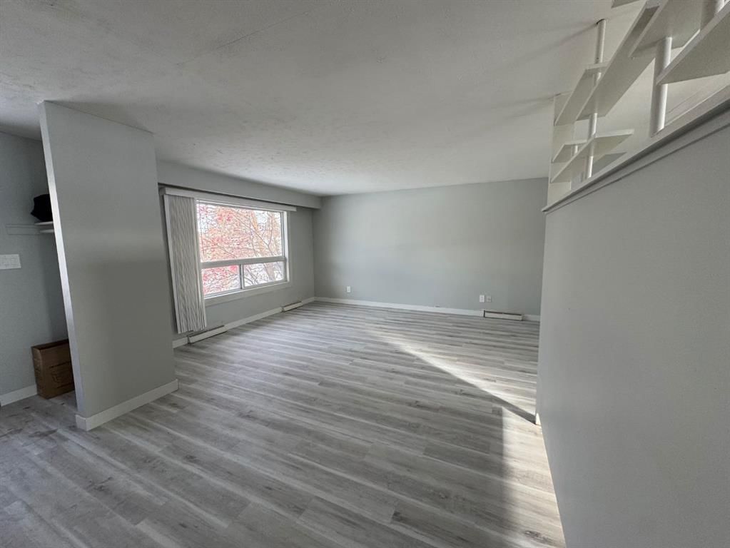 431 53 Avenue SW, Calgary — photo 3 of 24