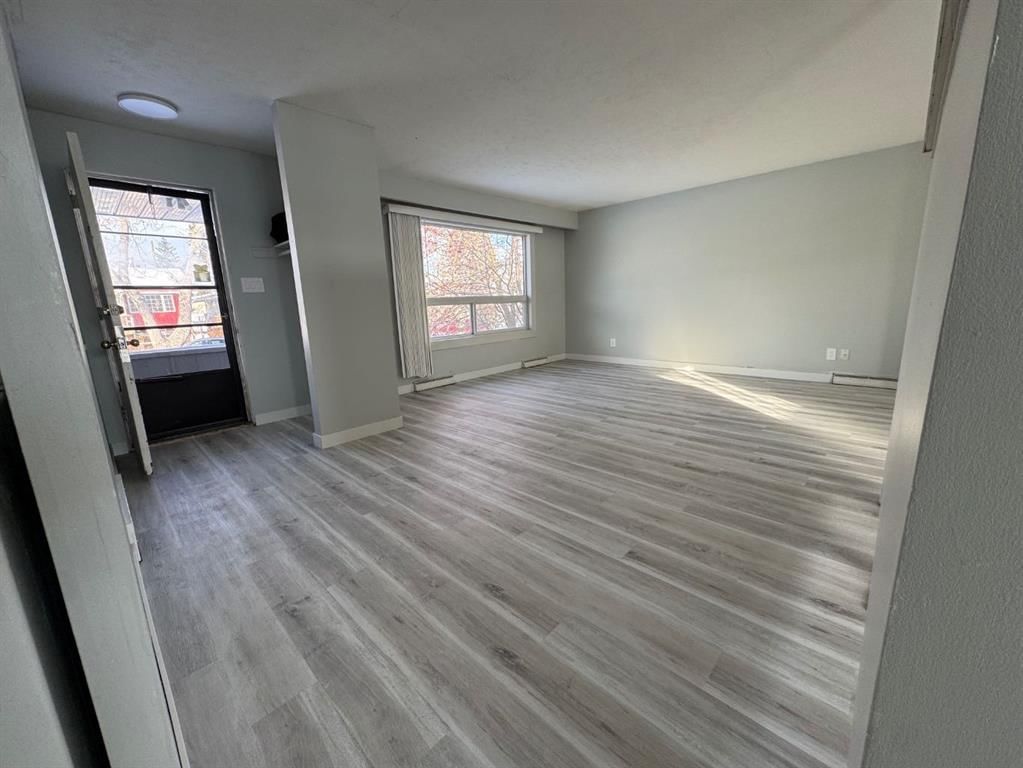431 53 Avenue SW, Calgary — photo 4 of 24