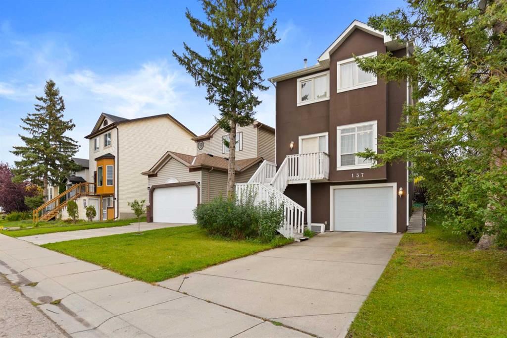 137 Martinpark Way NE, Calgary — photo 3 of 30