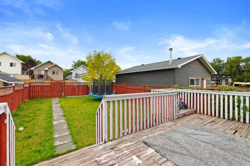 137 Martinpark Way NE, Calgary — photo 4 of 30