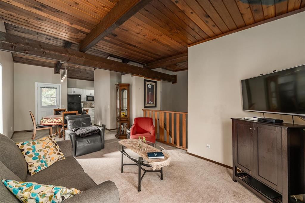 125 Oaktree Lane SW, Calgary — photo 5 of 17