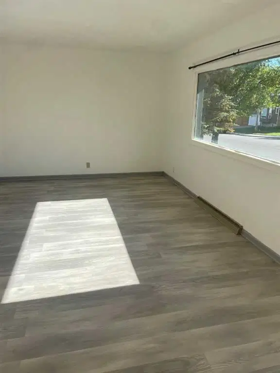 120 54 Avenue NW, Calgary — photo 4 of 12