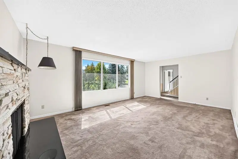 1104 Southglen Drive SW, Calgary — photo 3 of 30