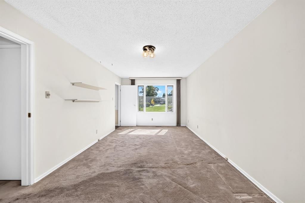 1104 Southglen Drive SW, Calgary — photo 5 of 30