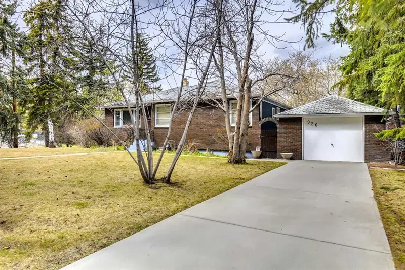 928 Durham Avenue SW, Calgary — photo 2 of 7