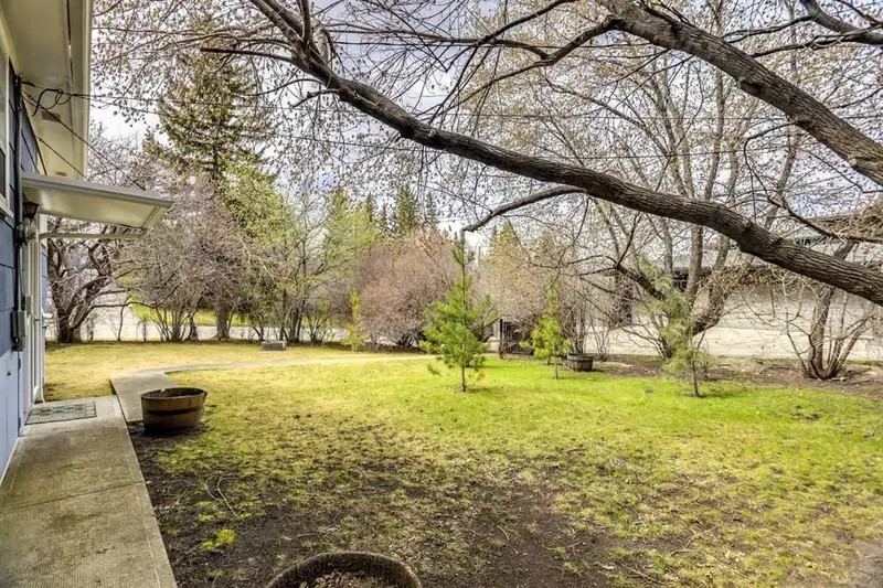 928 Durham Avenue SW, Calgary — photo 3 of 7