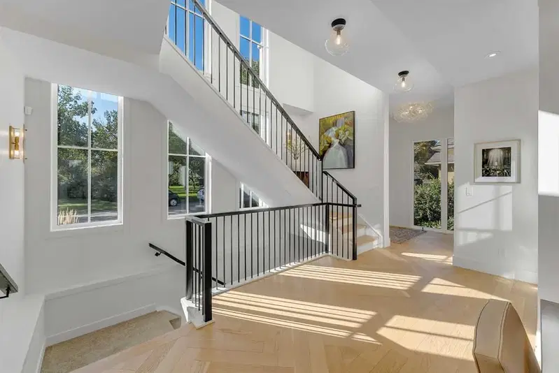 370 Capri Crescent NW, Calgary — photo 3 of 37