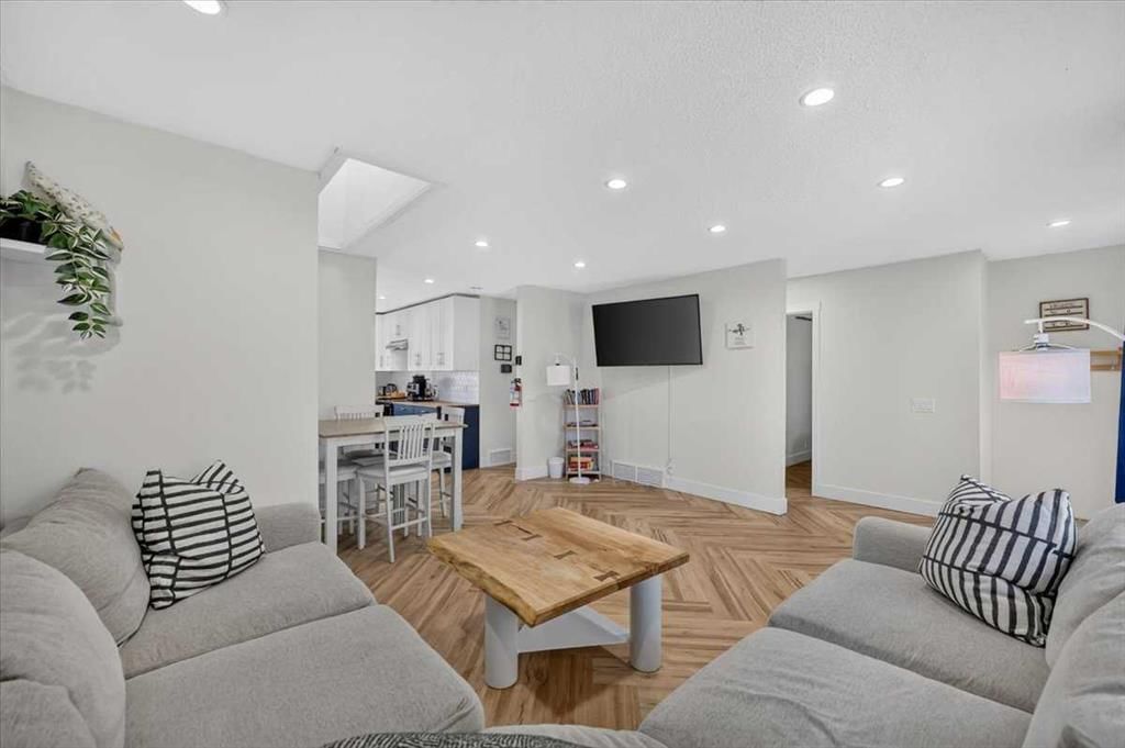 3248 Doverville Crescent SE, Calgary — photo 5 of 50