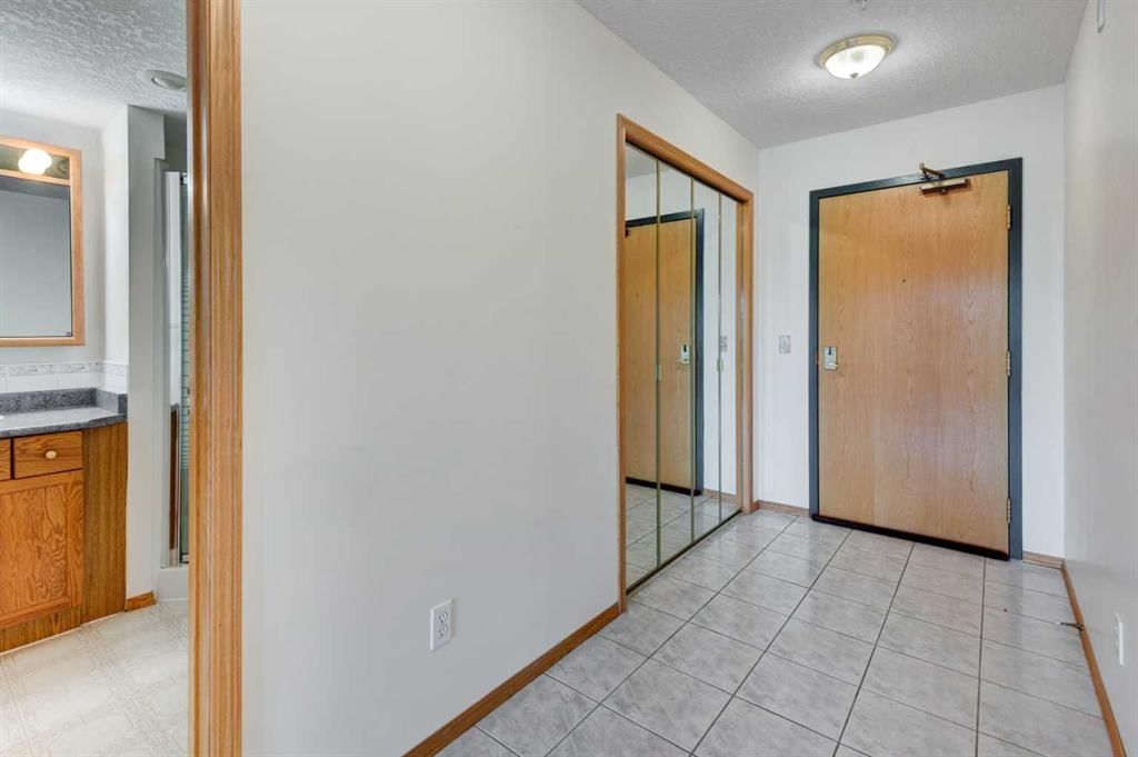 220, 7229 SIerra Morena Boulevard SW, Calgary — photo 3 of 48
