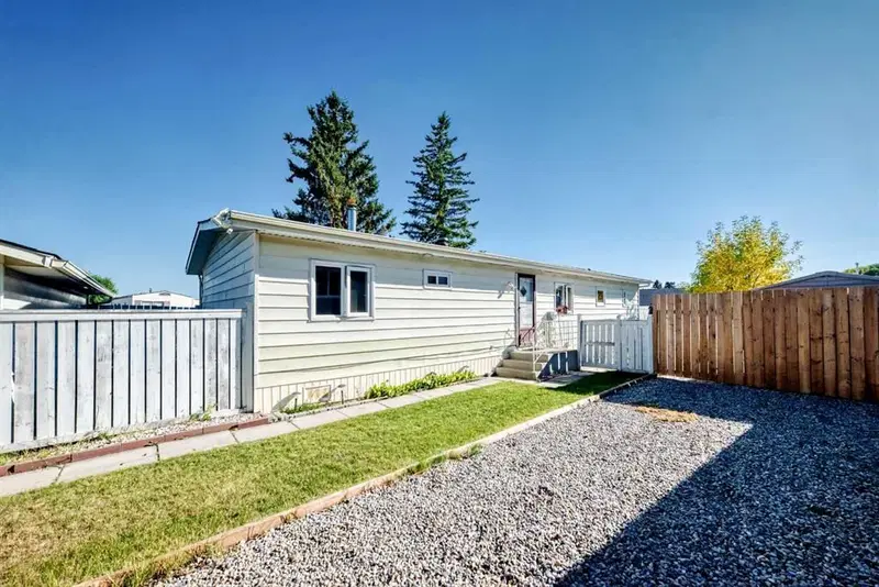 127 Huntwell Place NE, Calgary — photo 4 of 27