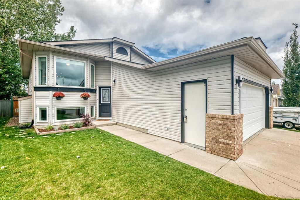 124 Shawinigan Way SW, Calgary — photo 2 of 48