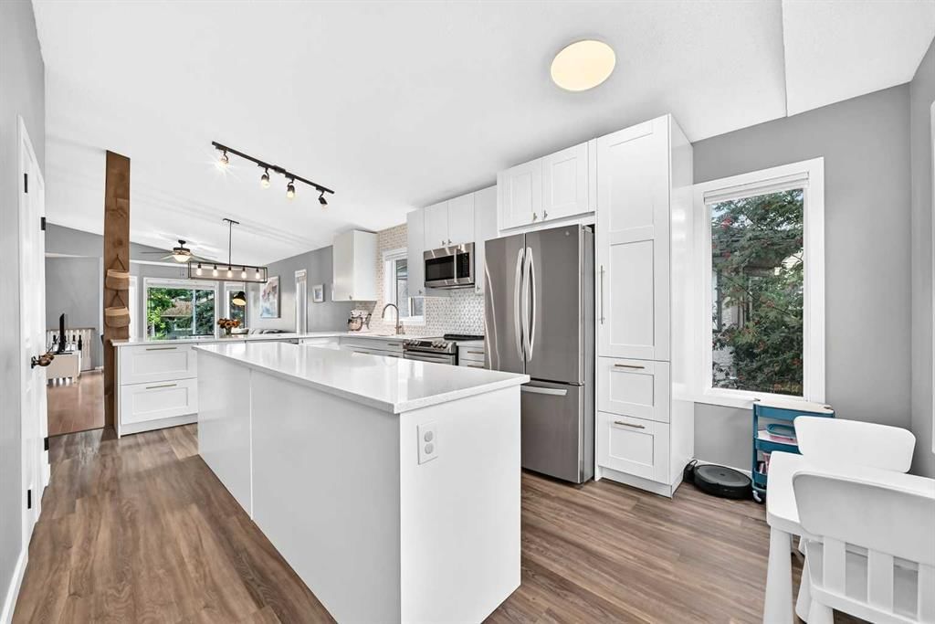 124 Shawinigan Way SW, Calgary — photo 4 of 48