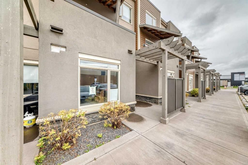 109, 10 Westpark Link SW, Calgary — photo 3 of 26