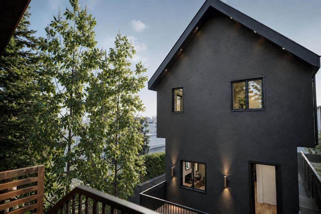 724 18 Avenue NW, Calgary — photo 5 of 36