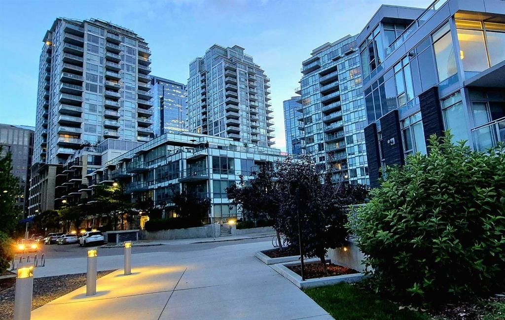 301, 51 Waterfront Mews SW, Calgary — apartment for sale