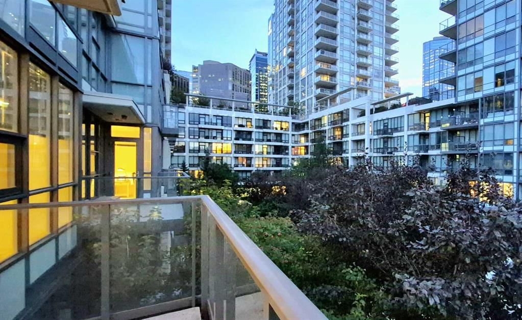 301, 51 Waterfront Mews SW, Calgary — photo 5 of 35