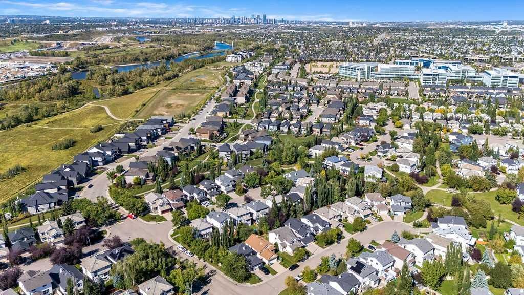 472 Douglas Glen Point SE, Calgary — photo 5 of 50