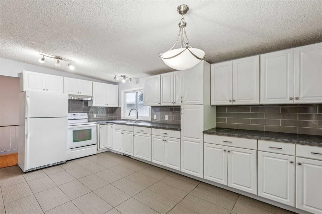 518 72 Avenue NW, Calgary — photo 3 of 32