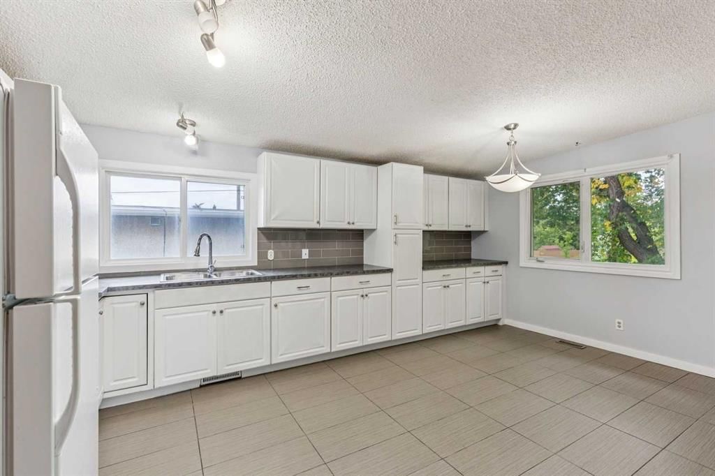 518 72 Avenue NW, Calgary — photo 4 of 32
