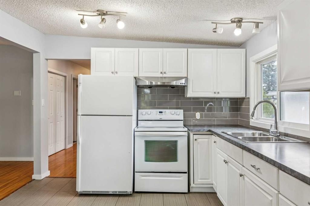 518 72 Avenue NW, Calgary — photo 5 of 32