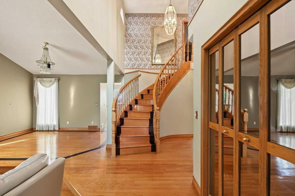 1340 Shawnee Road SW, Calgary — photo 4 of 44