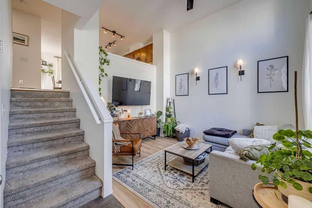164 Elgin Gardens SE, Calgary — photo 3 of 28
