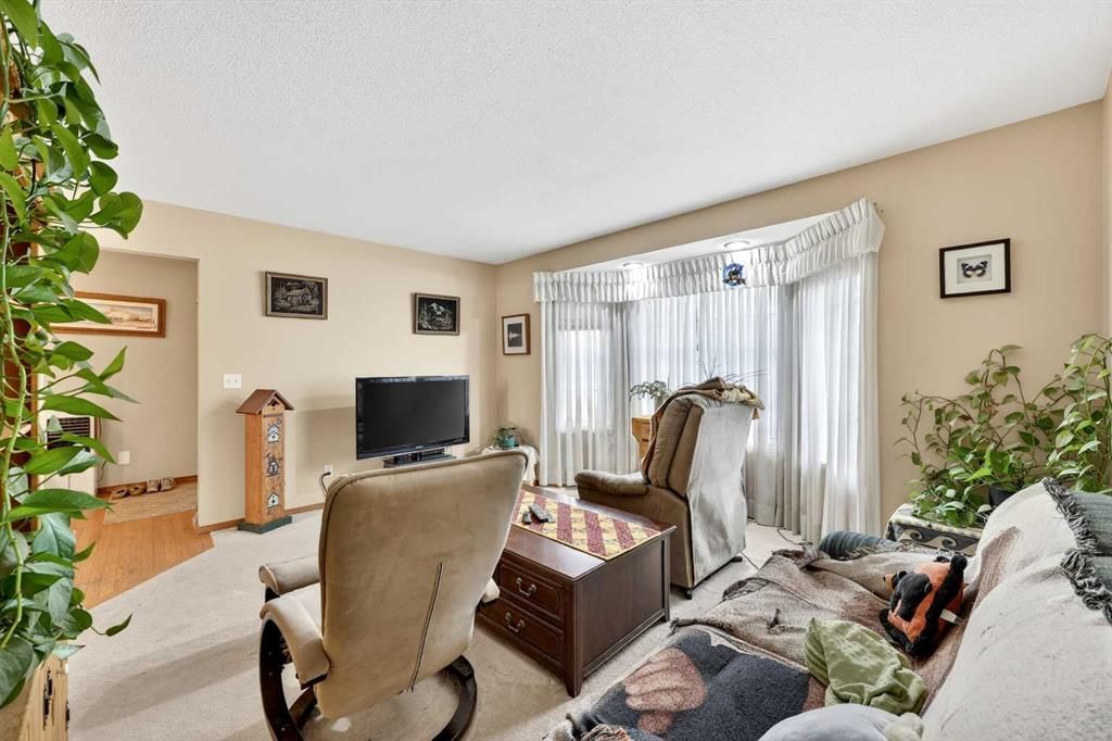 1124 Gleneagles Drive, Carstairs — photo 4 of 49